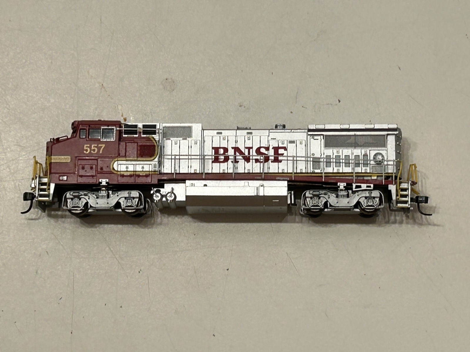 N Scale Atlas 48811 BNSF “Warbonnet” GE Dash 8-40BW Diesel #557 – DCC Ready