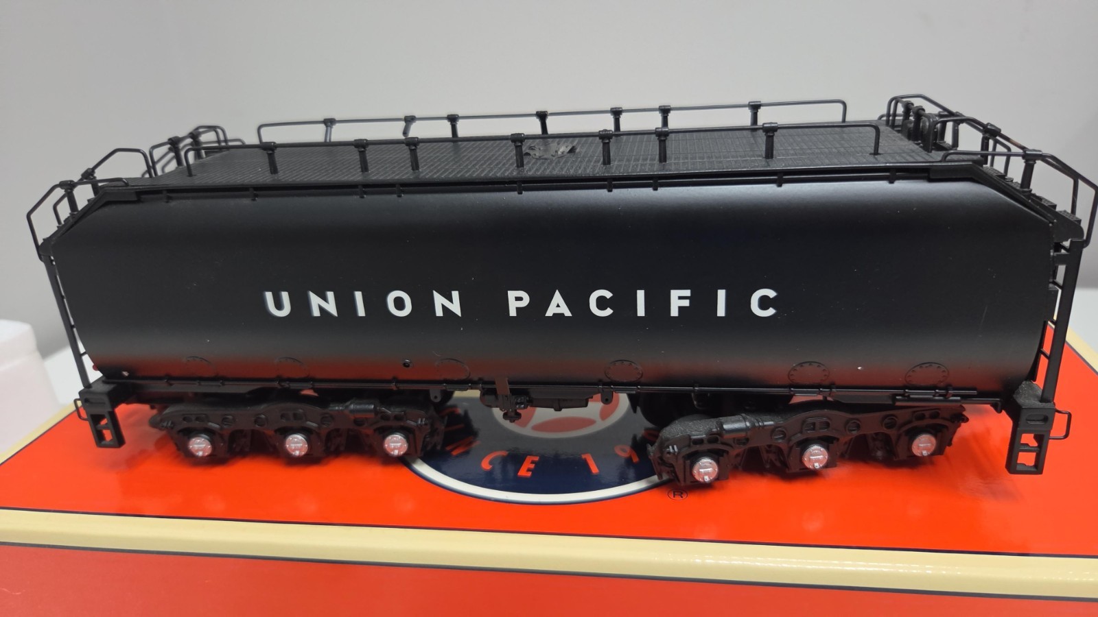 Lionel 6-38007 Union Pacific Challenger Black Auxiliary Tender. New in box.
