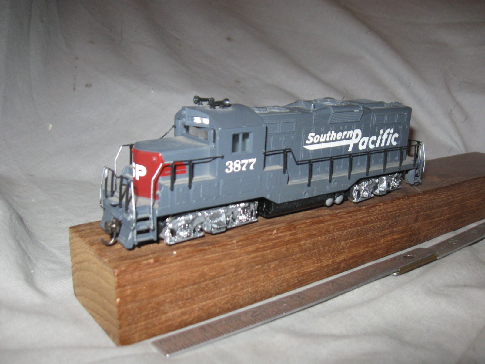 X3907 HO WALTHERS TRAIN LINE SOUTHERN PACIFIC RR 3877 EMD GP9E DIESEL LOCO
