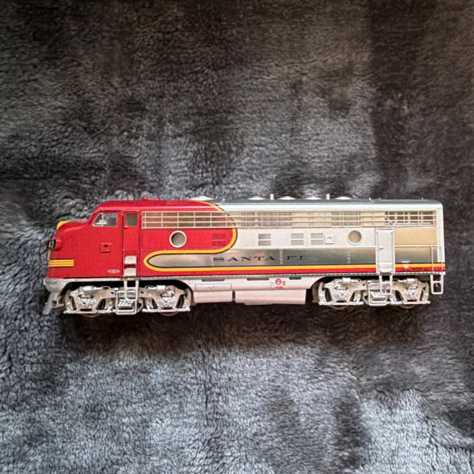 Athearn Santa Fe F-7A Phase 2 Powered Diesel Locomotive HO Scale