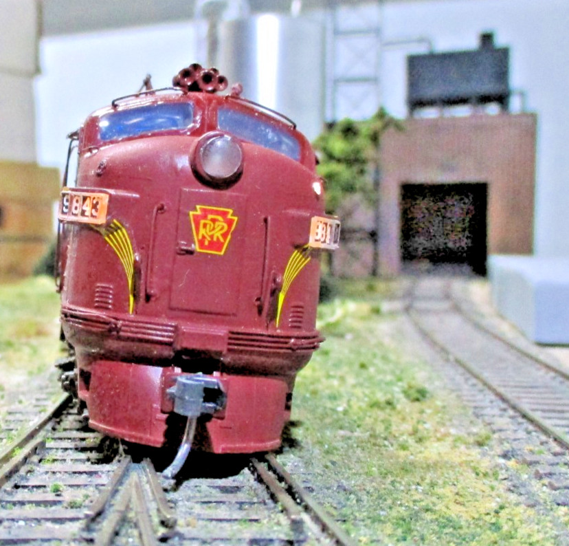 PRR 9843, PRR 9871 FP7A’s BOTH POWERED CUSTOM PAINT/DETALLEDS TRAINPHONE ANTENNA