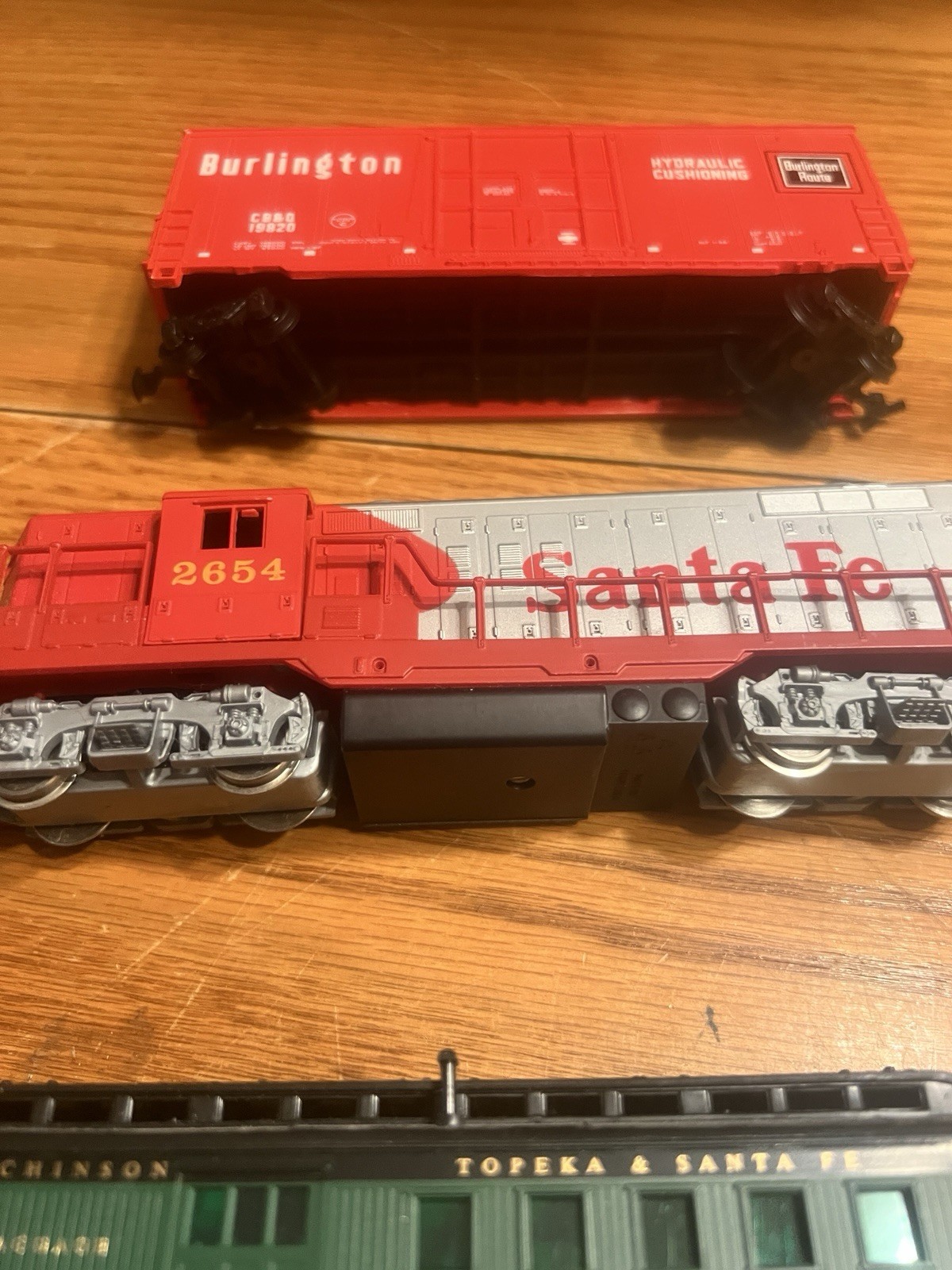AHM Santa Fe #2654 Diesel Locomotive & 4 Cars HO Scale Train Lot