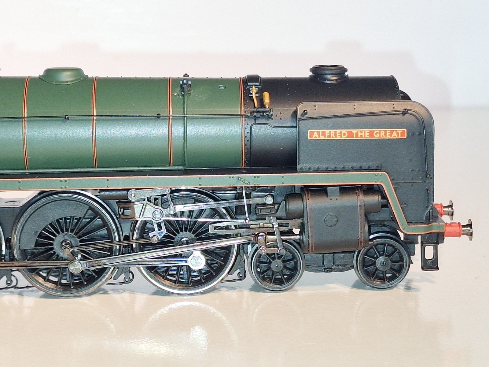 Hornby R2819 Bournemouth Belle Train Pack-lights. Mint, Unused. OO Scale. Boxed