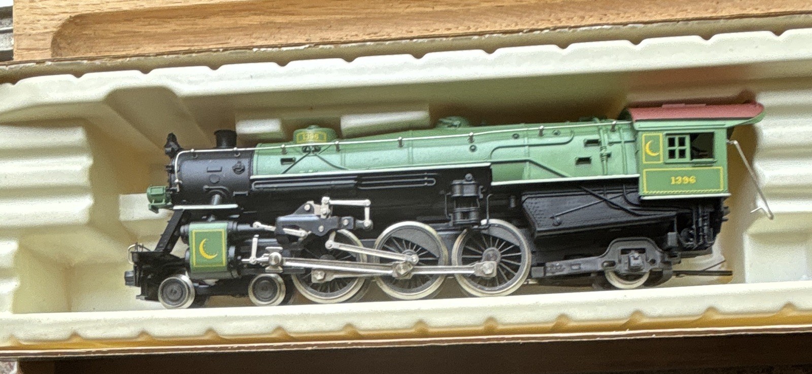 AHM/Rivarossi HO Crescent Limited 4-6-2 Steam Loco 5087-E