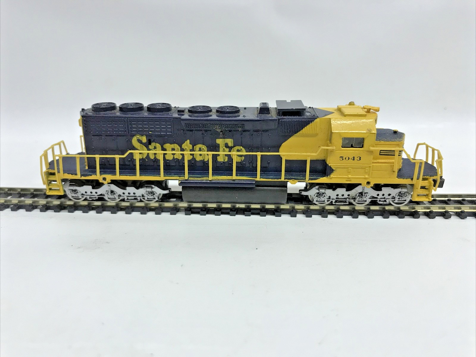 N Gauge Bachmann SD 40-2 Diesel Locomotive Santa Fe 5043 with Blinking Light
