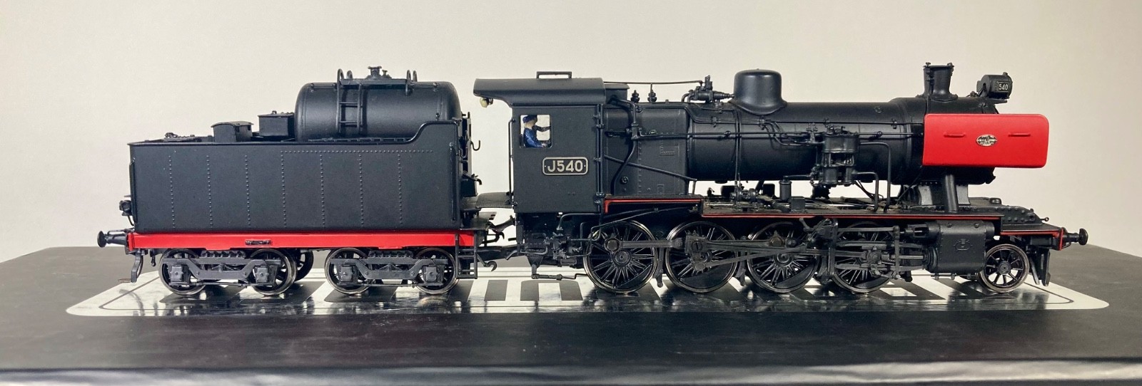 Trainbuilder – Victorian Railways – J Class # J540 Black & Red Steam Locomotive