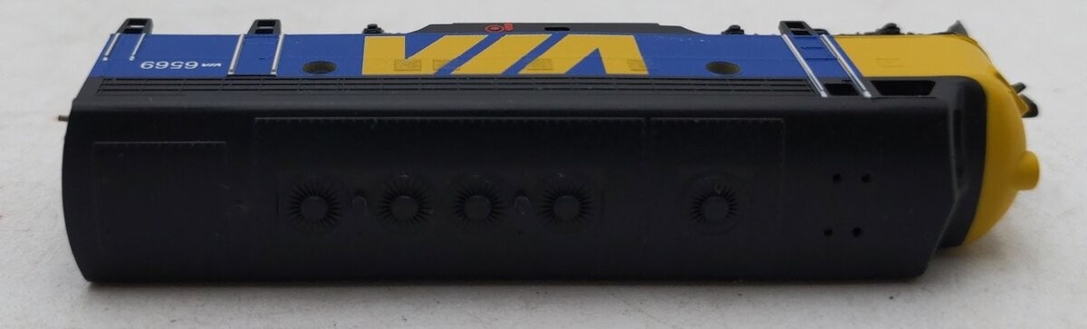 Micro-Trains 98001450 Z VIA Rail EMD F7 A Unit Powered Diesel Locomotive #6569