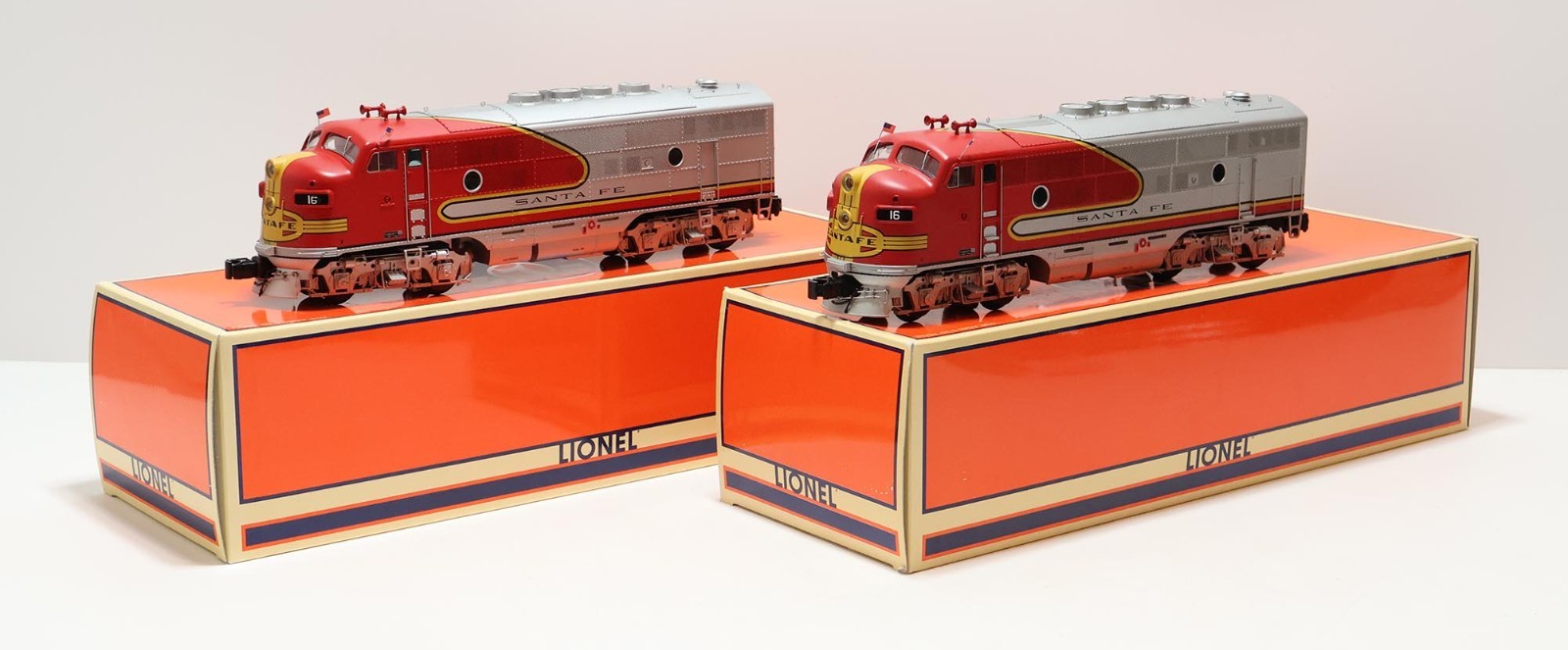 Lionel O-Gauge 6-14536 Santa Fe F3 Powered & Non-Powered Diesel A-A Locomotives