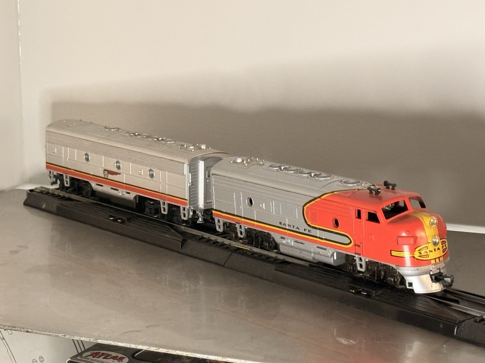 HO Scale Athearn Santa Fe F7 A/B Warbonnet Diesel Locomotive Powered A, Dummy B