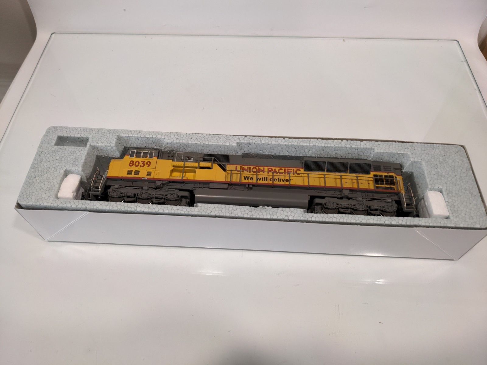 Kato HO 37-6358 SD90/43MAC Locomotive Union Pacific UP 8039 Light Weathering