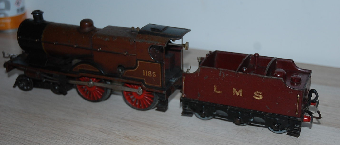 HORNBY O GAUGE CLOCKWORK COMPOUND LOCOMOTIVE AND TENDER IN RED LMS LIVERY