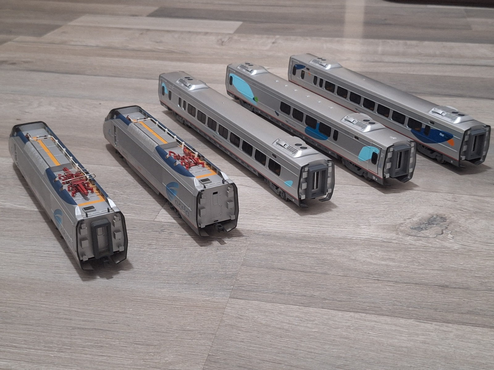⭐ HO SCALE BACHMANN AMTRAK ACELA TRAIN SET WITH 2 LOCOMOTIVES & 3 COACH CARS ⭐