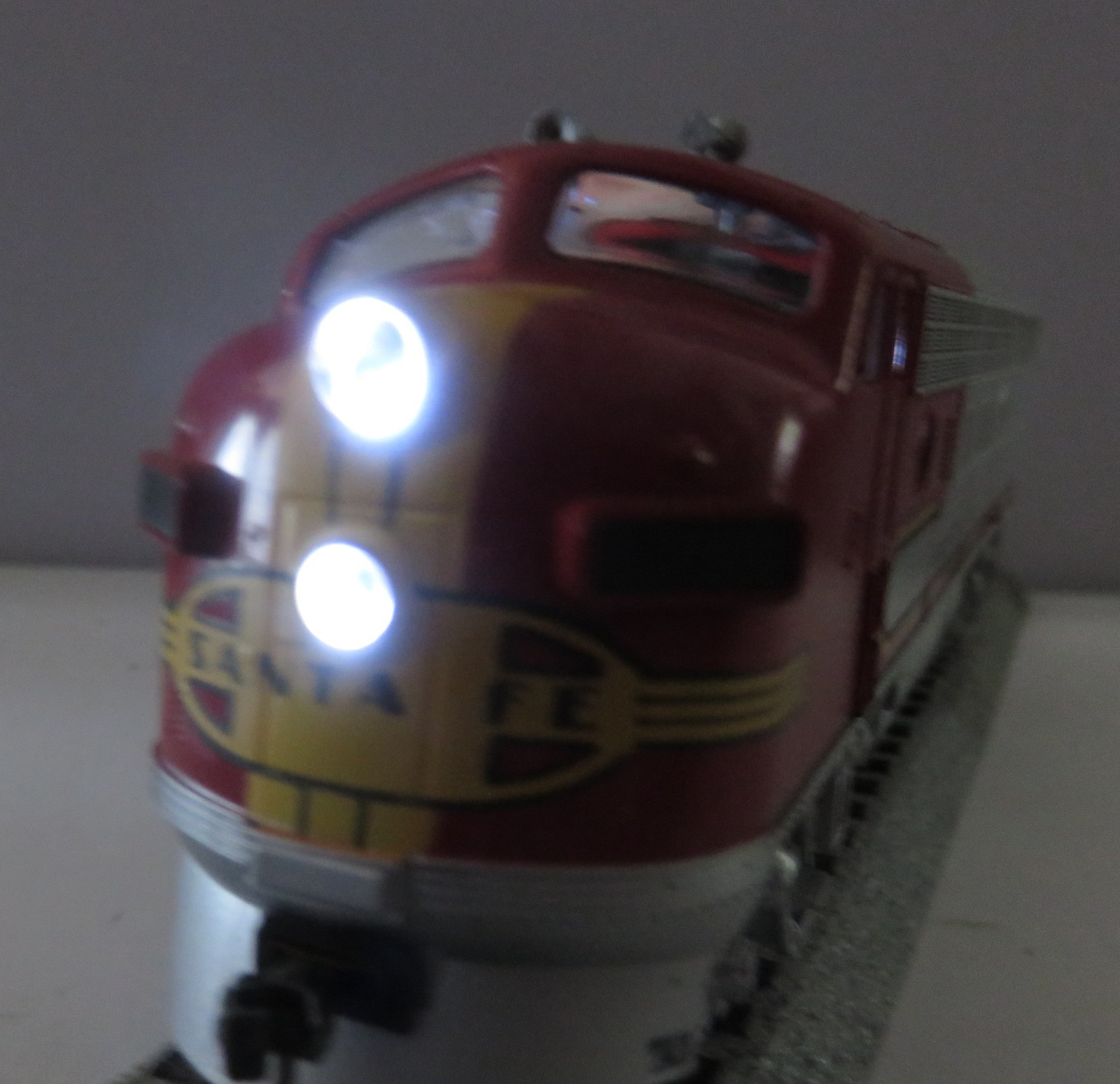 Stewart/Kato HO ATSF Warbonnet F7A DC/DCC, Directional LED Light, Kadee Couplers