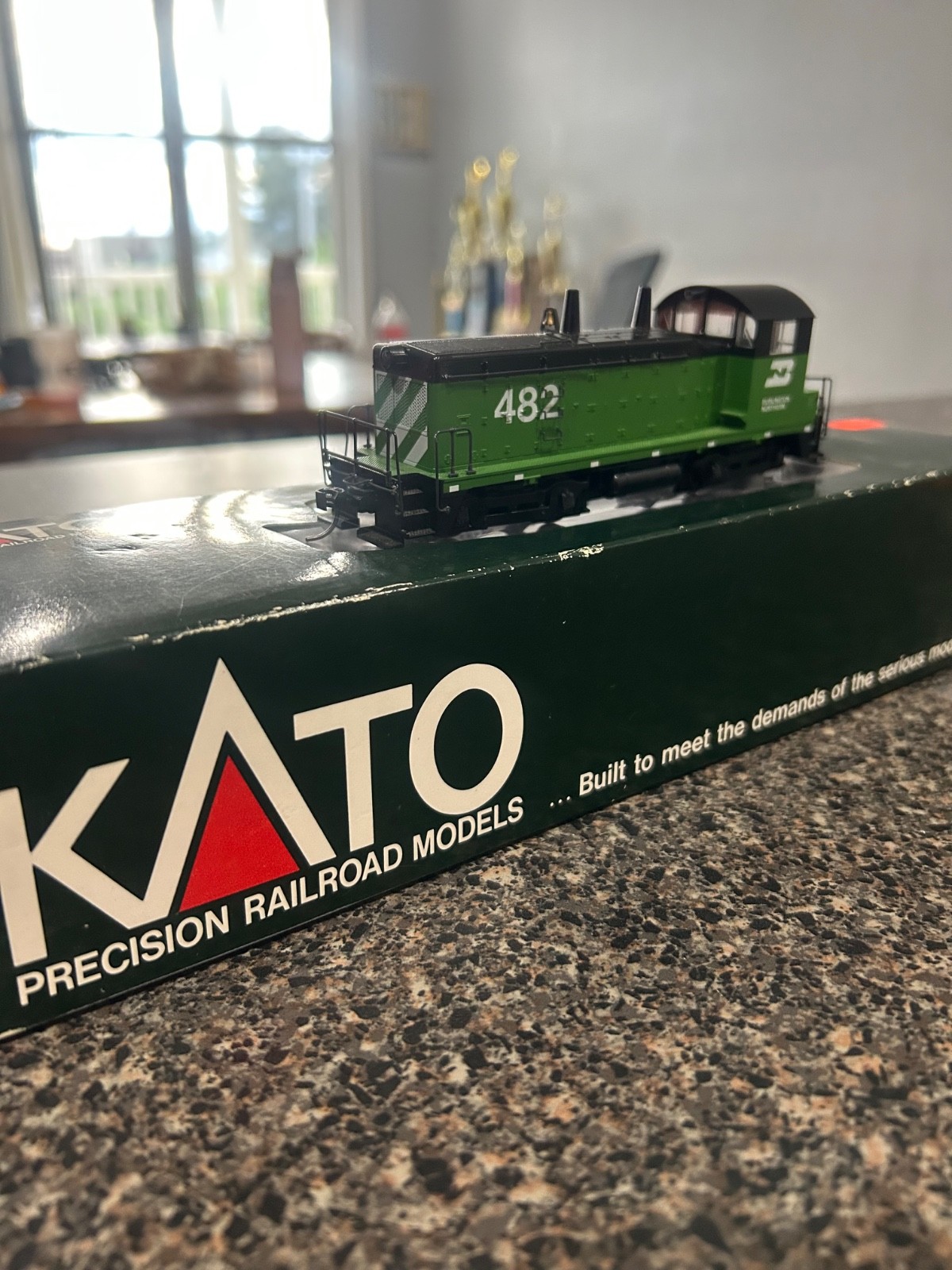 Kato emd nw2 phase2 ho switcher