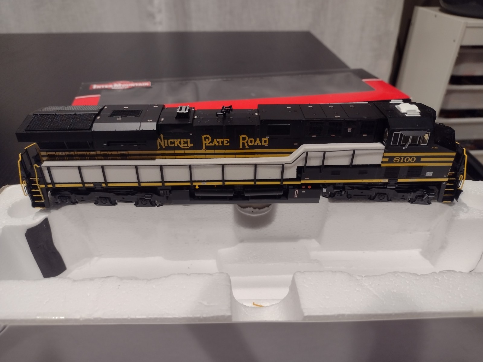 Intermountain HO ES44AC Nickel Plate Road 8100 Sound DCC 49710S-01 Locomotive