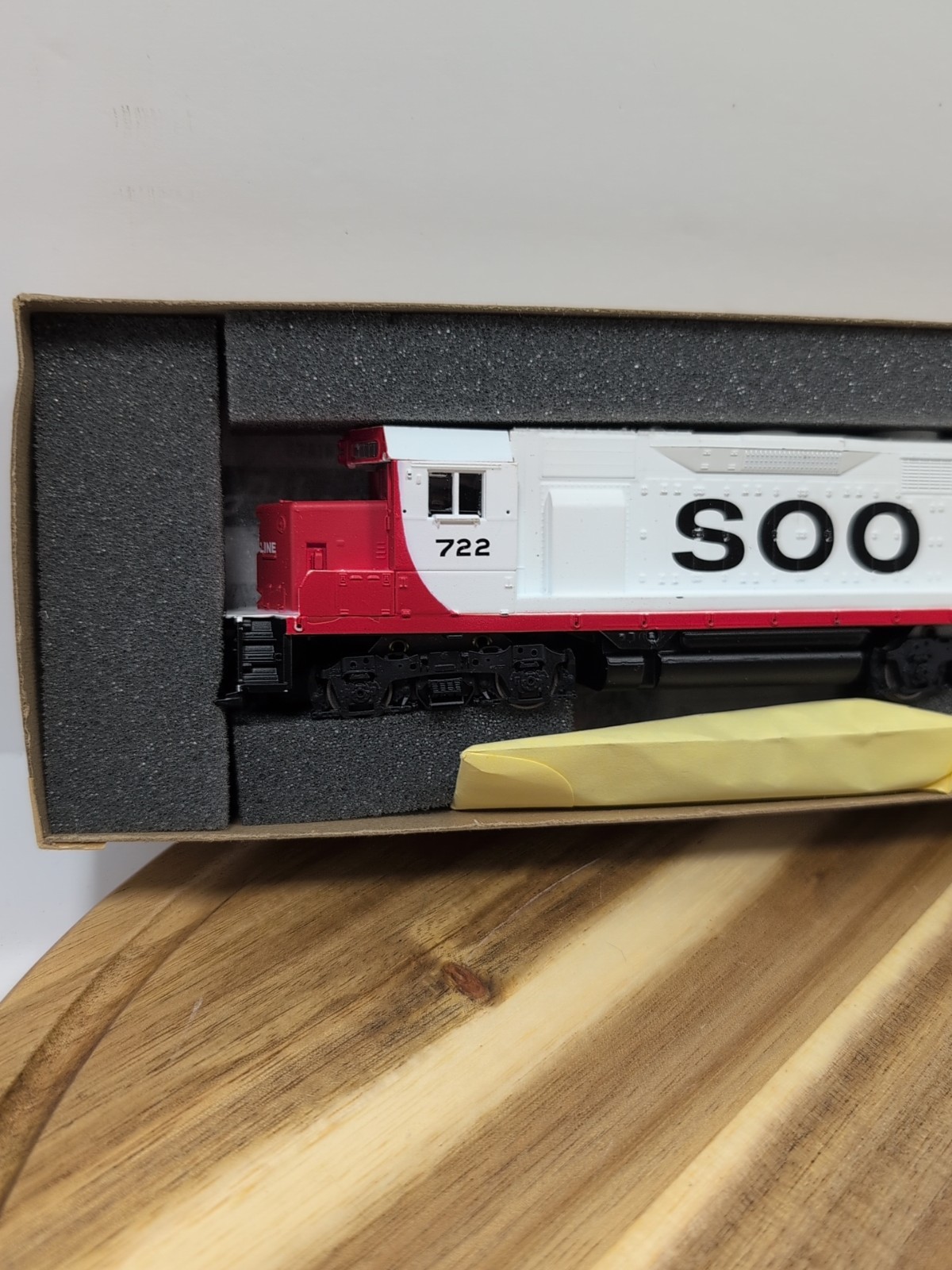 HO Scale Athearn 4209 SOO Line Railroad EMD GP35 Diesel Locomotive