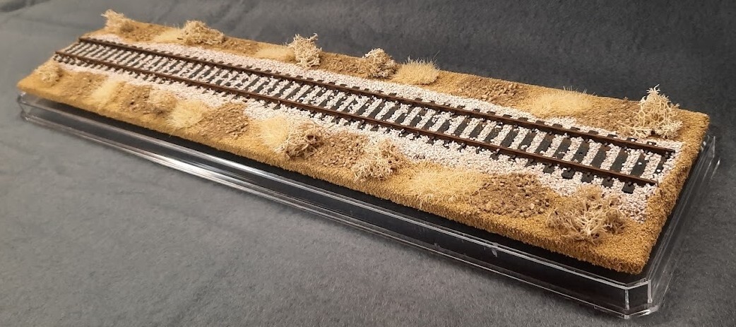 HO SCALE 16″ SINGLE TRACK DISPLAY CASE- “DESERT SCENE”- FOR ANY HO TRAINS