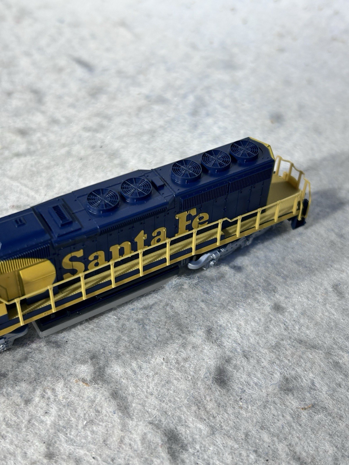 Cool KATO Santa Fe SD-40-2 Snoot Nose Diesel Engine/Caboose Set N Gauge