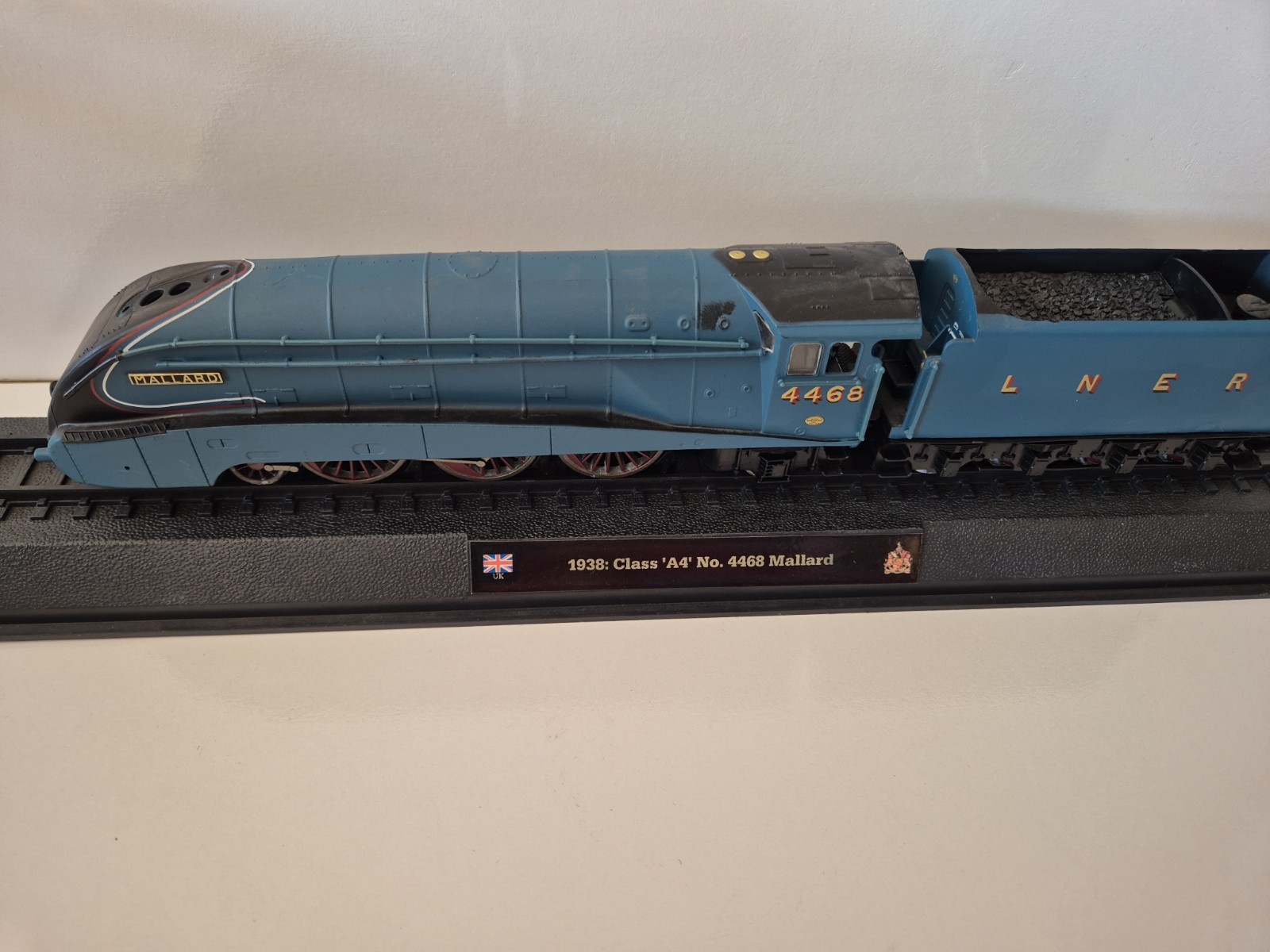 Vintage Mallard Model Train 1938 Class A4 No. 4468 On Stand.