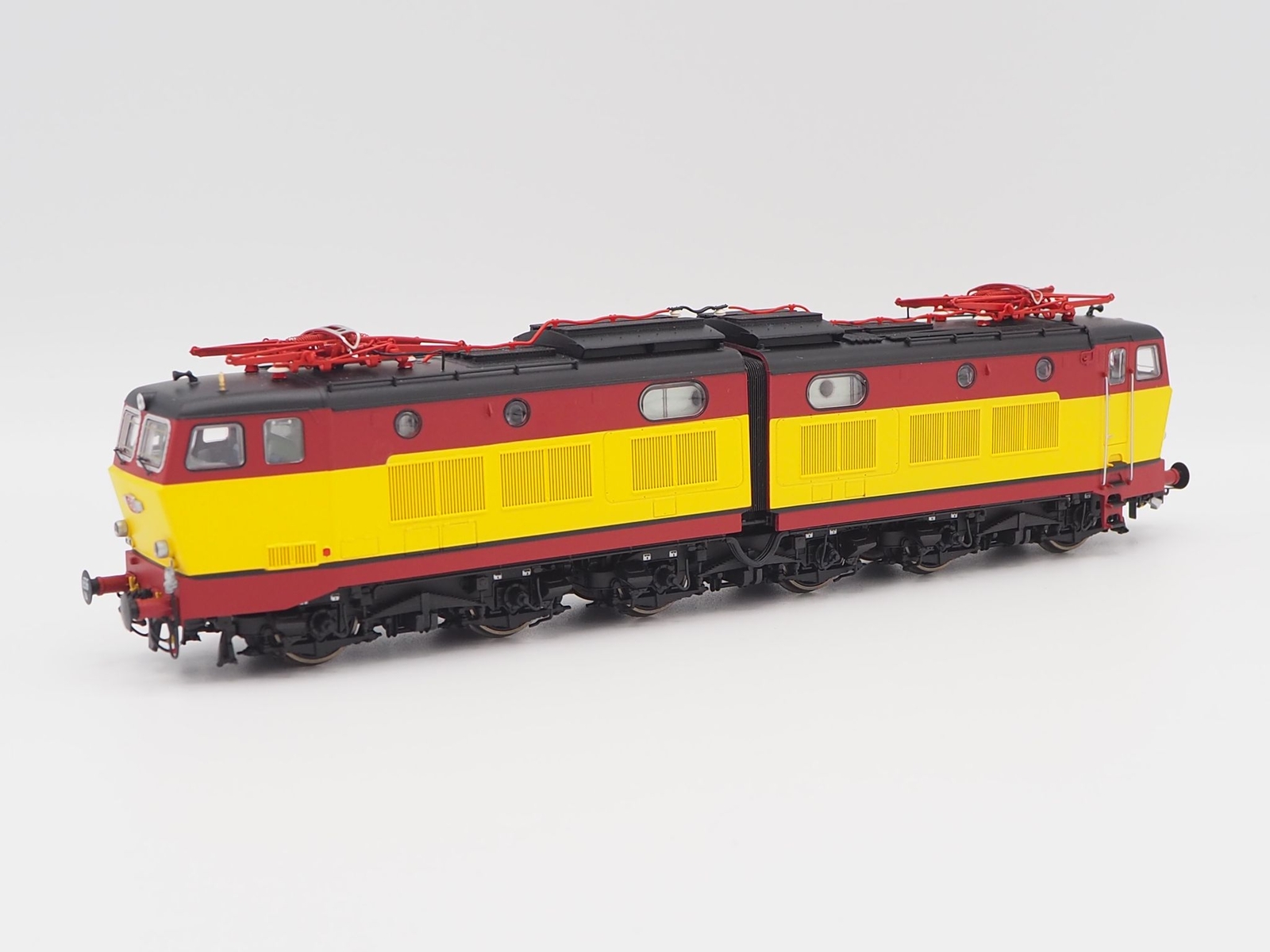Rivarossi HR2965S HO Scale Electric Locomotive E656 In TEE Livery With Sound