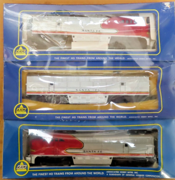 AHM 5028 & 7028 D Sante Fe locomotive 1 powered 2 dummy HO Scale