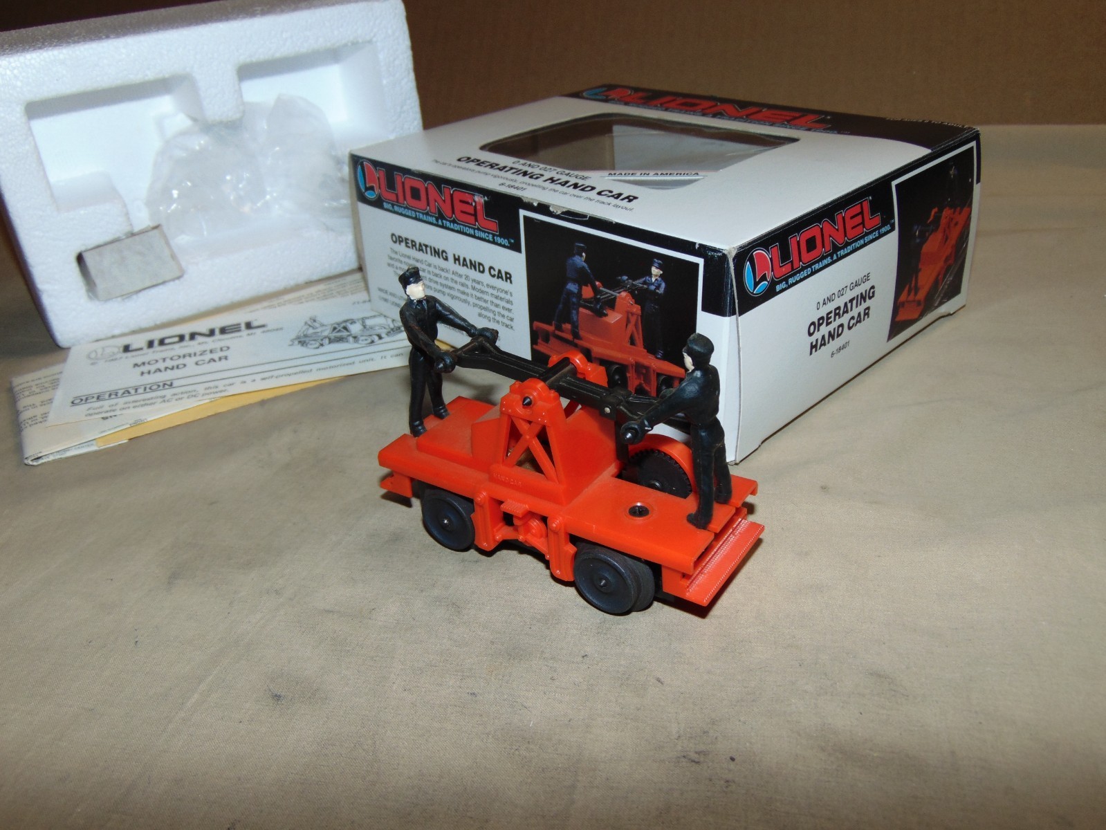 LIONEL 18401 OPERATING MOTORIZED HANDCAR + BOX