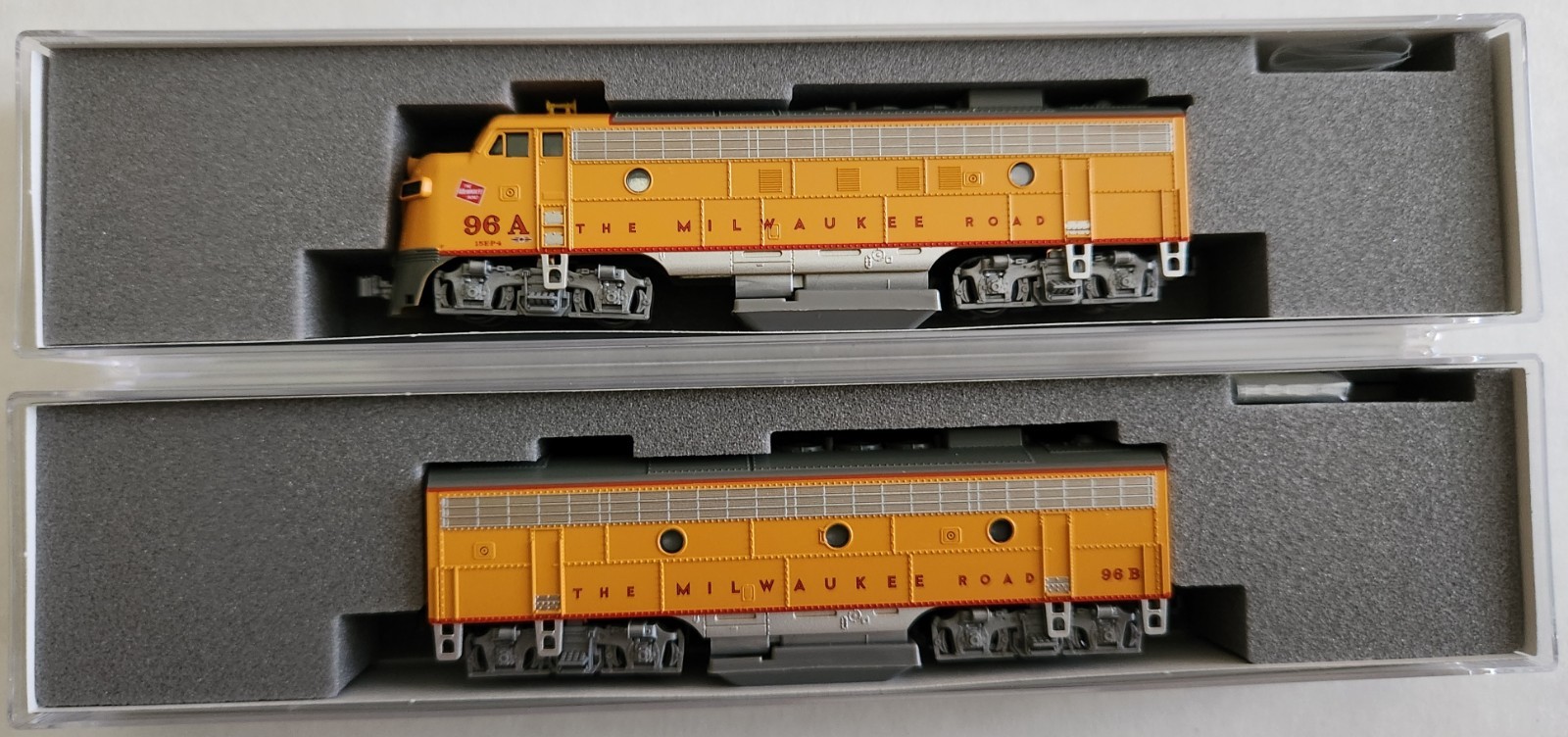 Kato 106-0432-DCC EMD FP7A Milwaukee Road #96A,96B (2) w/ DCC Locomotive N Scale