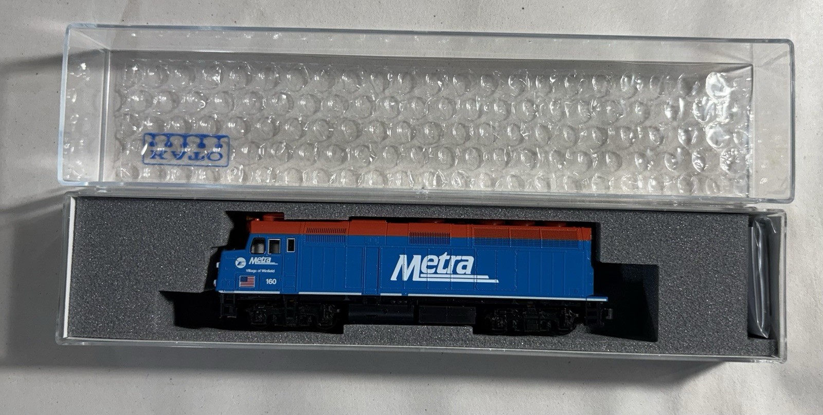 KATO 176-9102 N Scale F40PH Chicago Metra #160 “Village of Winfield” (NOS)