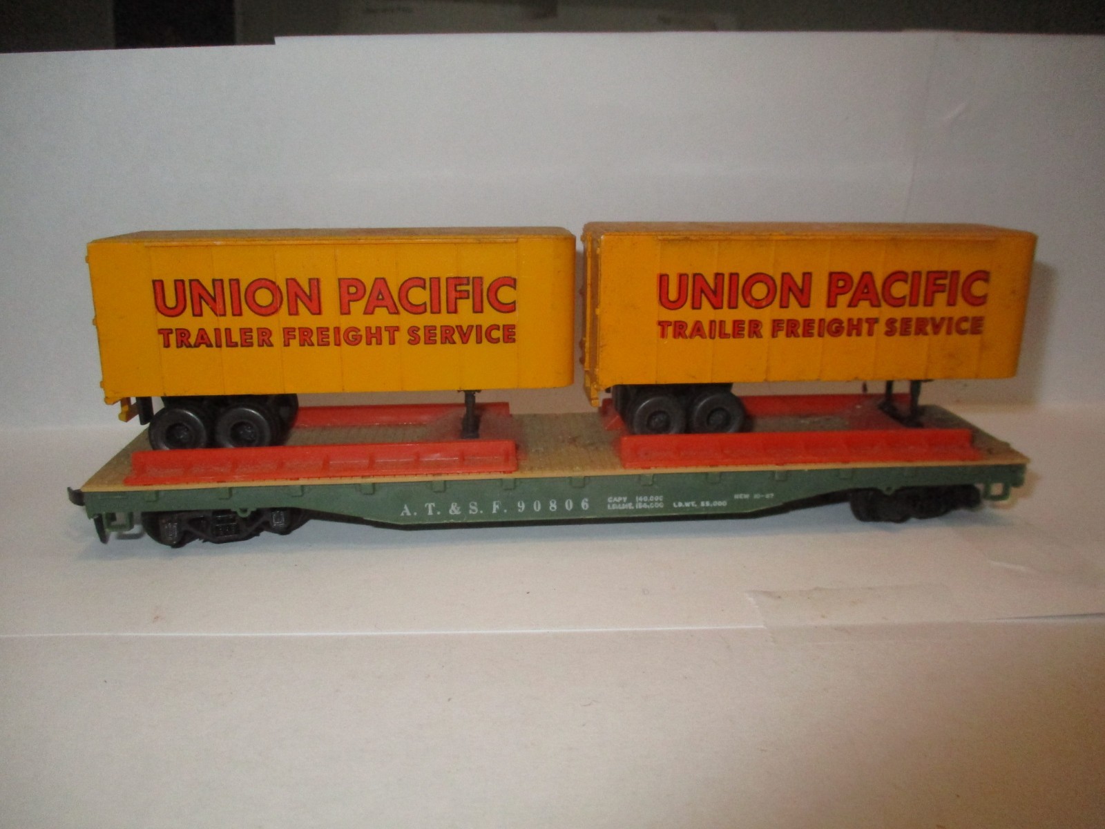 HO Union Pacific Trailer Freight Service 90806 Engine for parts or repair