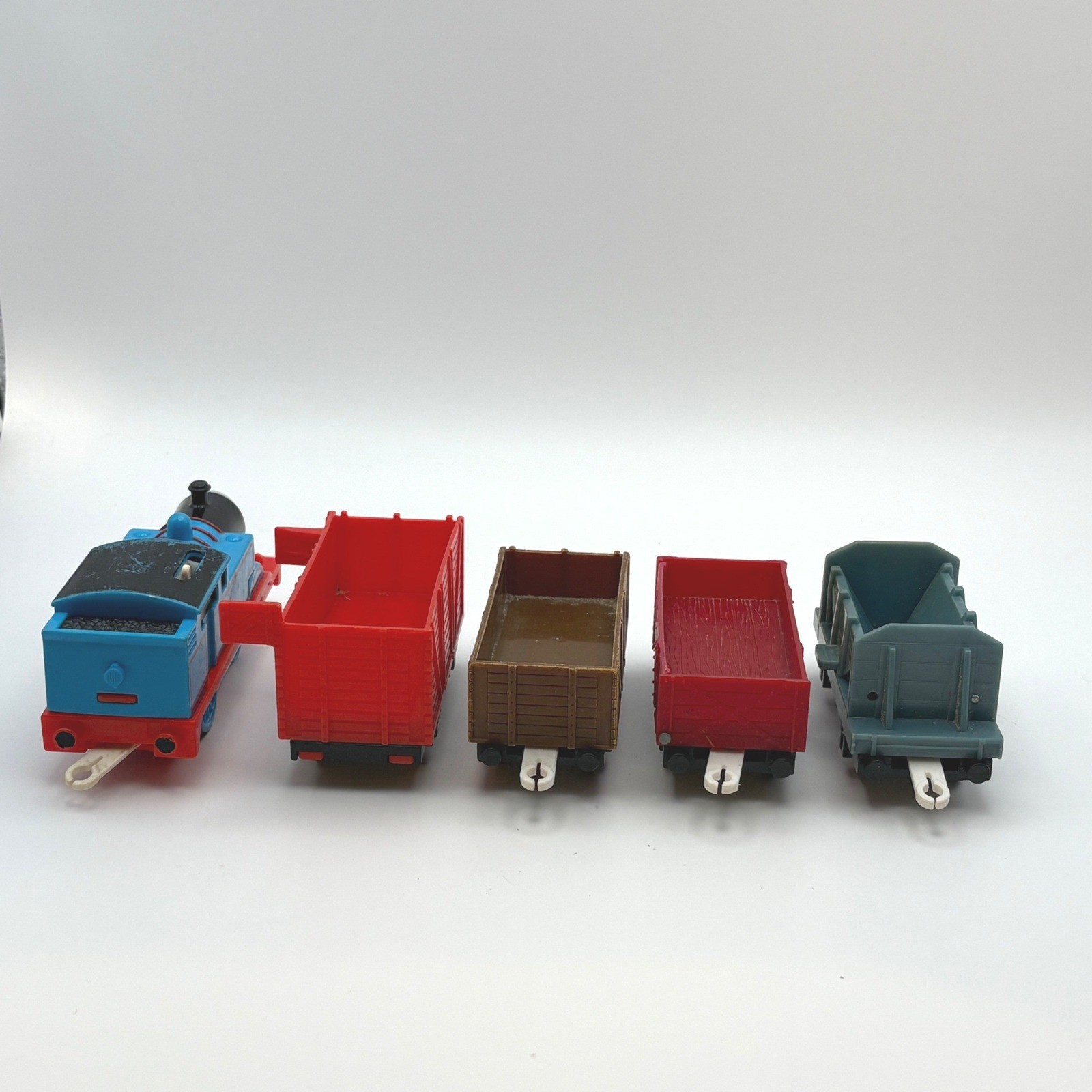 Thomas & Friends TrackMaster Motorized Train Lot Thomas Engine Mail Cargo Cars