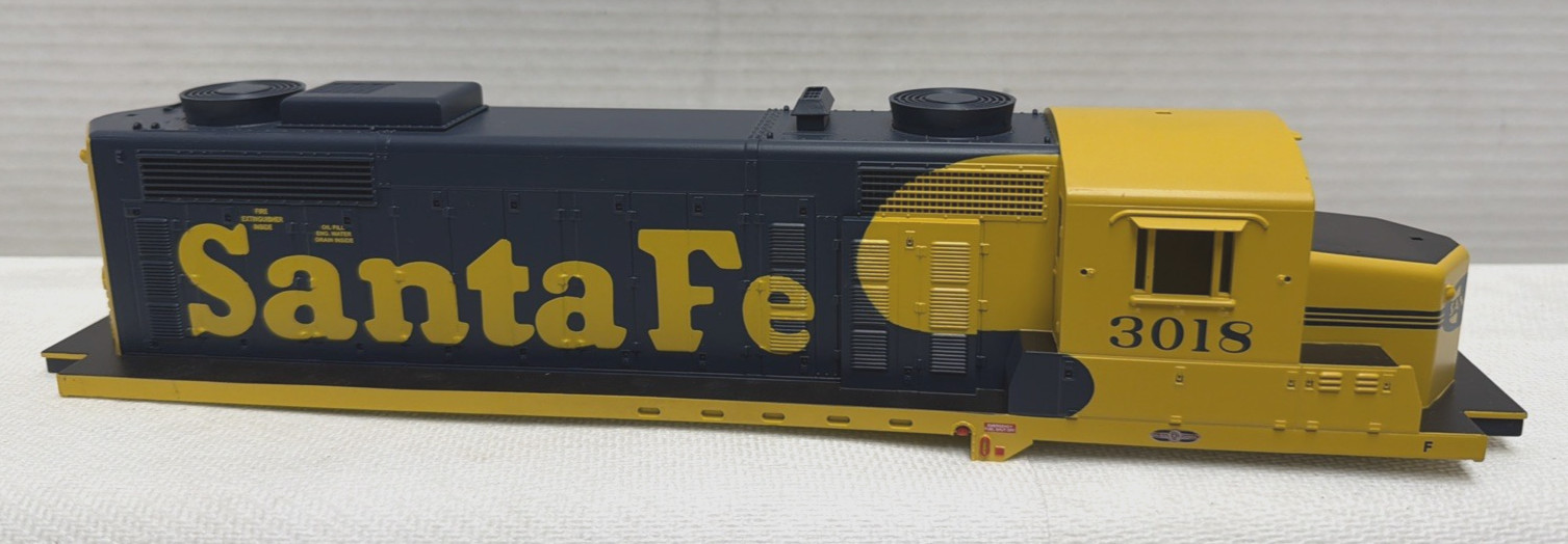 MTH O-GAUGE GP-20 SANTA FE 3018 DIESEL LOCOMOTIVE SHELL ONLY – 13-1/2″L