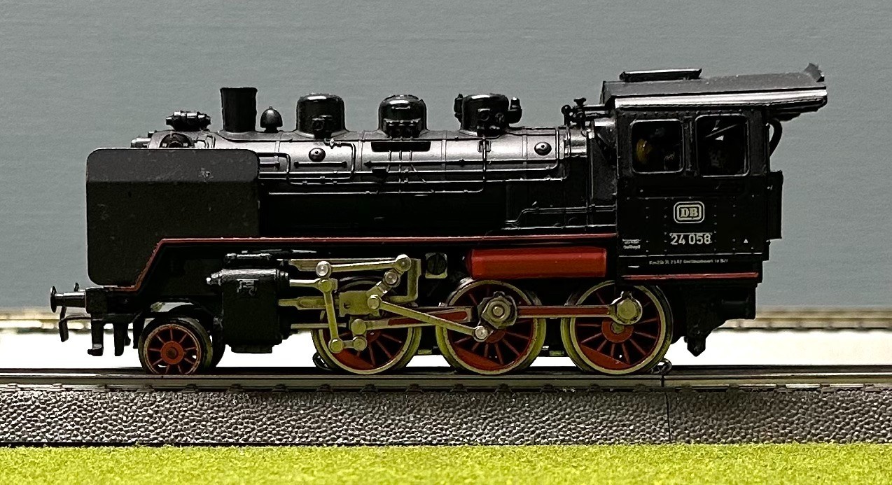 Marklin HO DB BR 24 058 3-Rail Analog AC Steam Locomotive