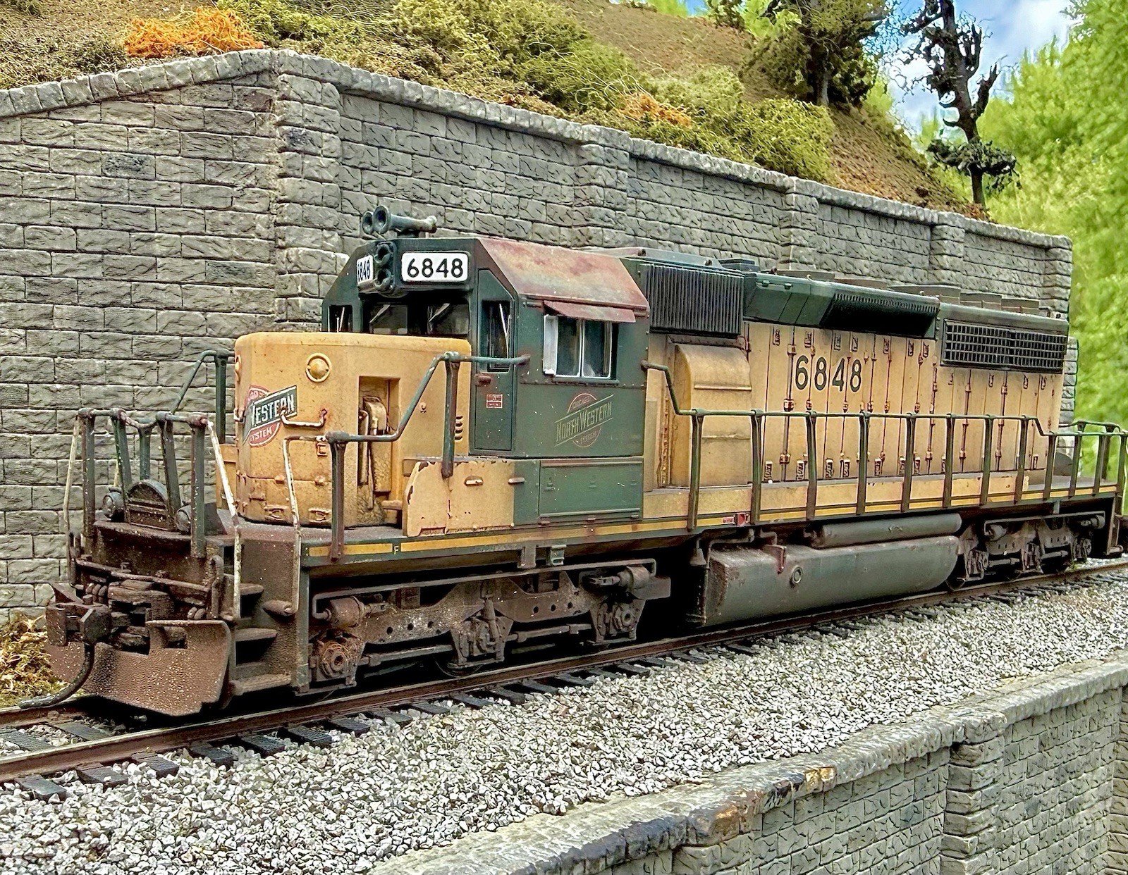 HO Scale BLI EMD SD40-2 CNW #6848 DCC/SOUND/NIB/Weathered