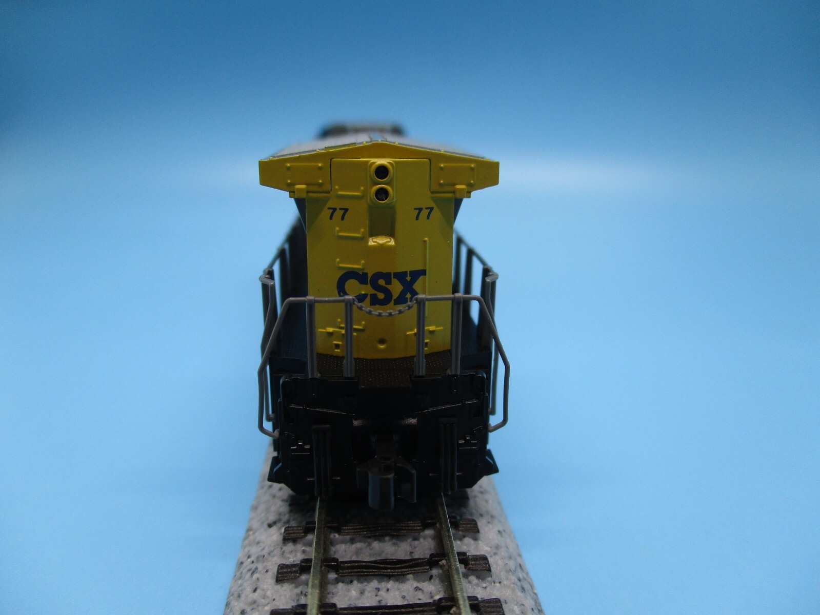 KATO N SCALE LOCOMOTIVE – AC4400CW – CSX #77 – DC/DCC READY – 176-7043 – NEW!