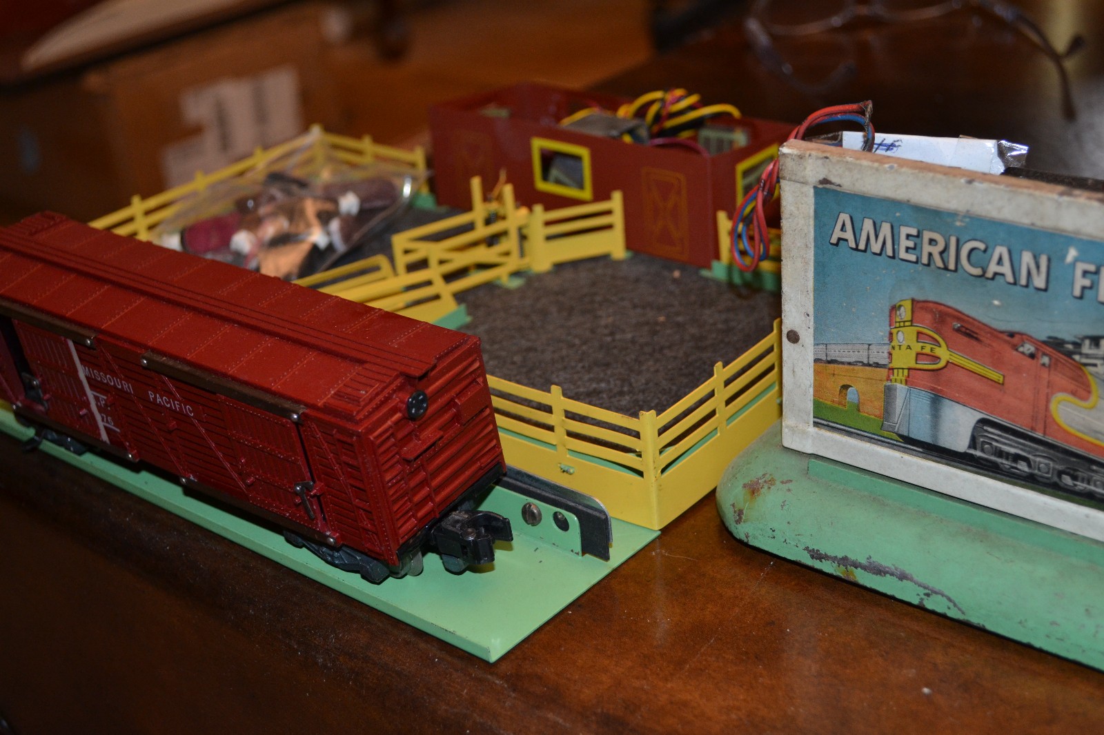 1950s-60s Vintage American Flyer Gilbert Trains Set & Tracks!