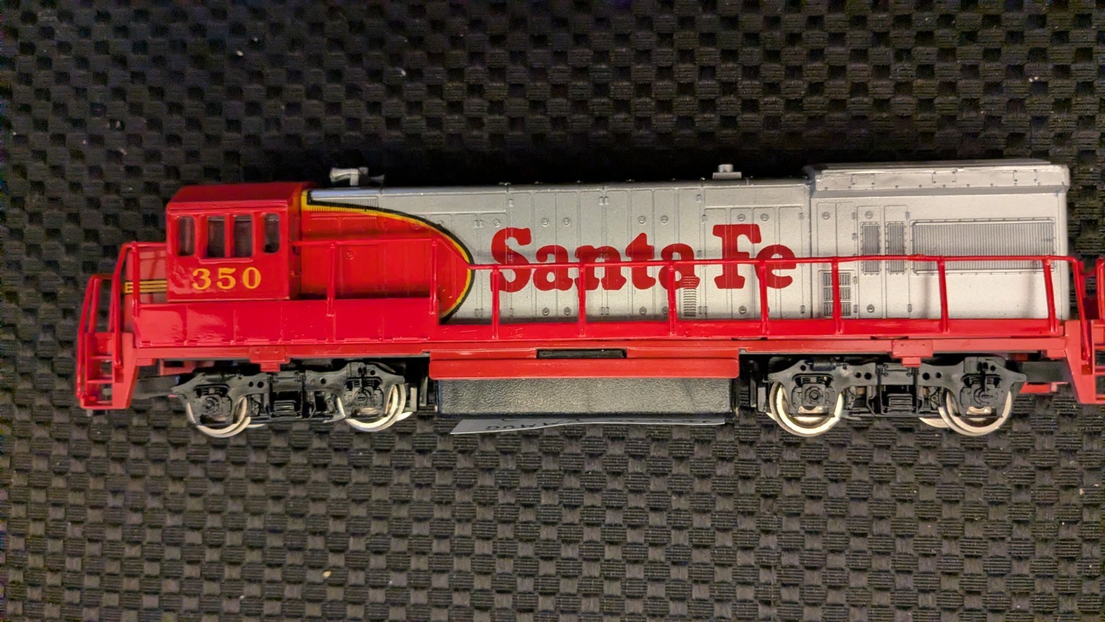 Bachmann HO U33B diesel DUMMY, Santa Fe 350 nice shell