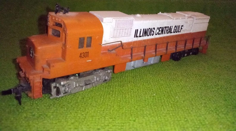 Vintage Mantua-Tyco HO Gauge Illinois Central Gulf 4301 Locomotive Caboose As-Is