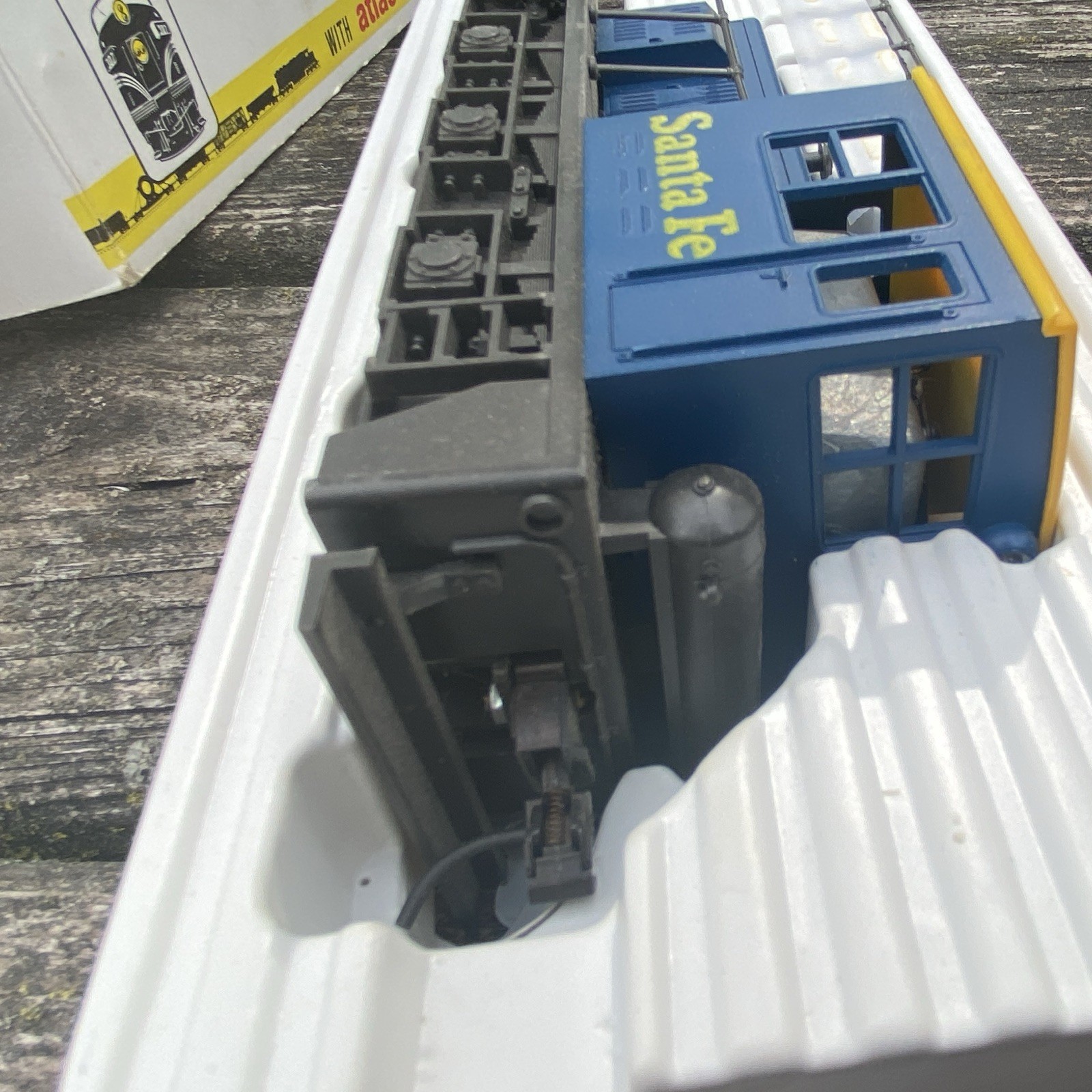 Atlas O Gauge Switcher Locomotive Santa Fe 6121 Analog Blue Yellow Gray