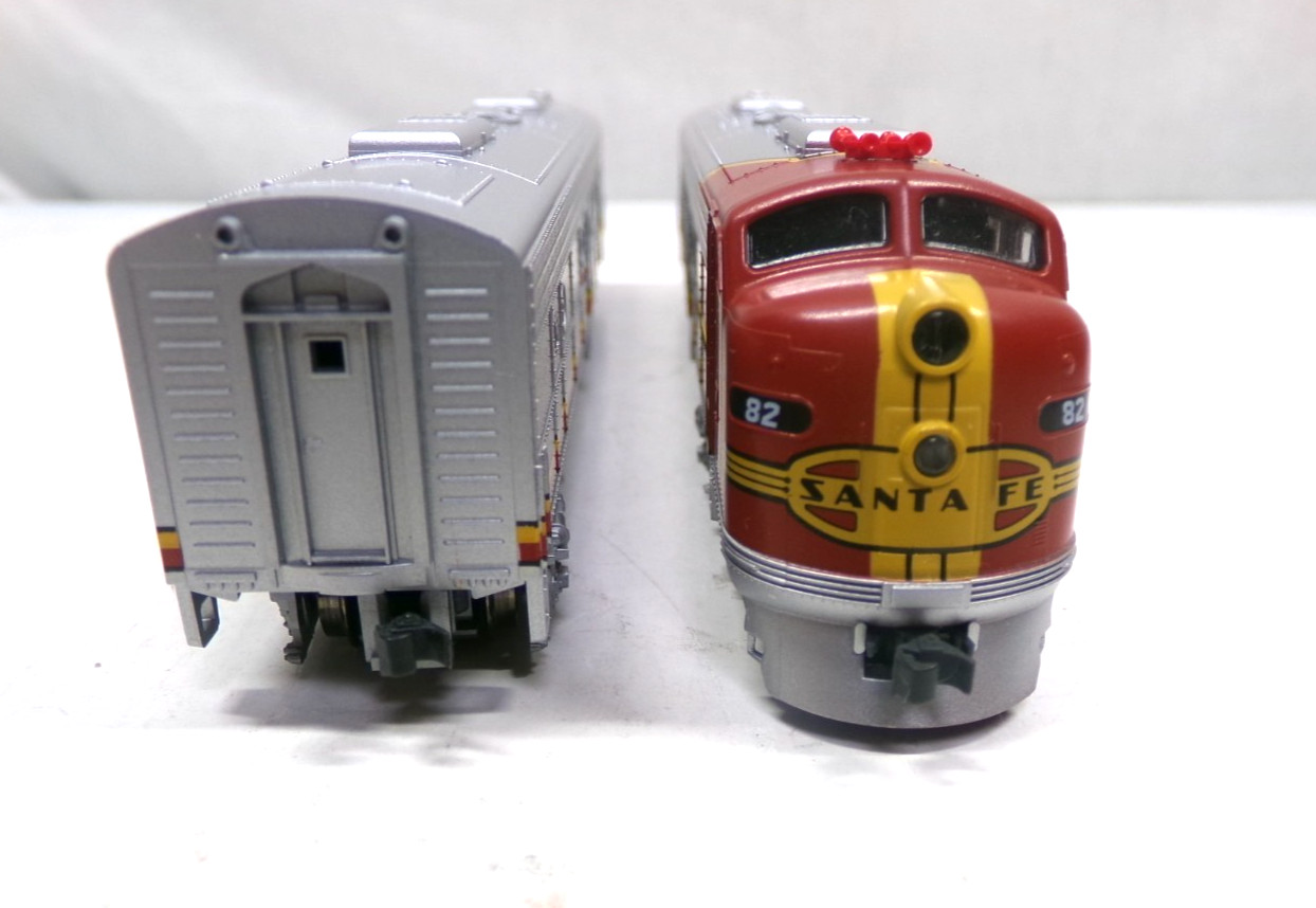 N scale Kato Santa Fe E8/9 A+B diesel engine set in original box (lot N131)