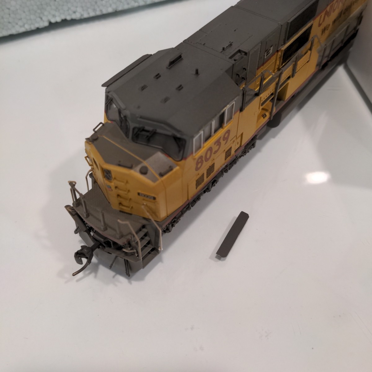 Kato HO 37-6358 SD90/43MAC Locomotive Union Pacific UP 8039 Light Weathering