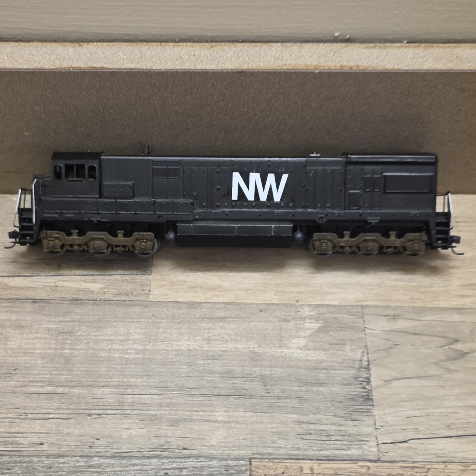 NW HO Scale Diesel Locomotive Co-Co Black Plastic Metal Model 1:87