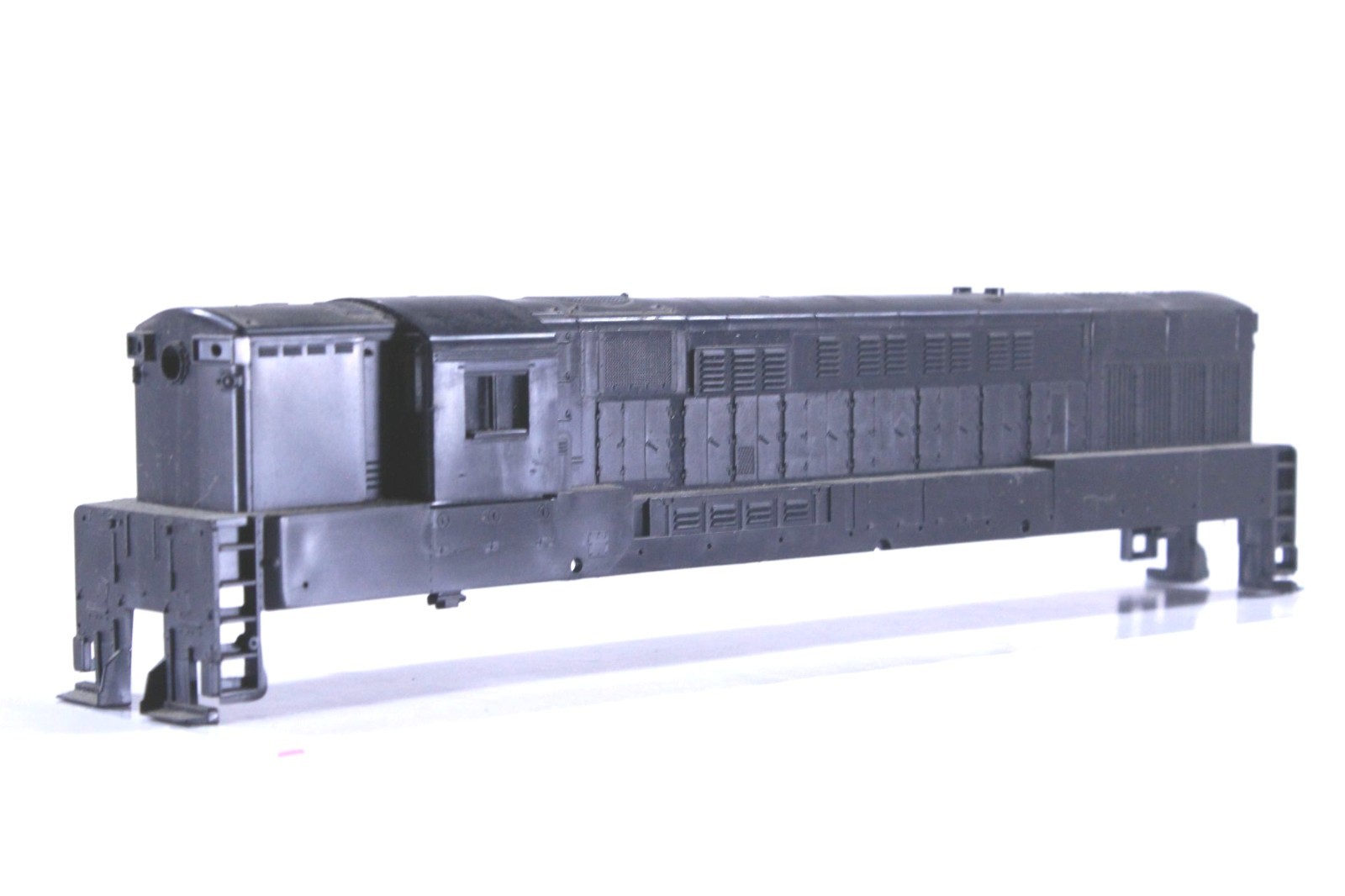 HO Athearn Std-Style Undecorated FM H-24-66 “Trainmaster” Shell +Horn Xlnt Cond