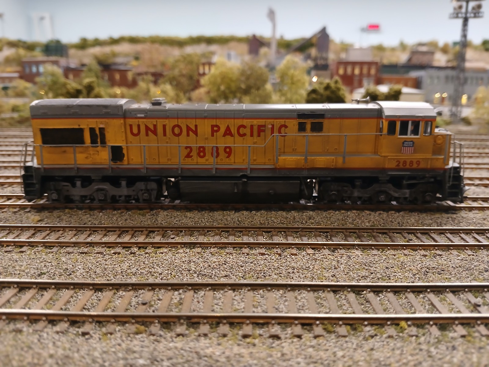 Union Pacific HO Diesel Locomotive #2889 Yellow Gray Light Function Dcc/Sound