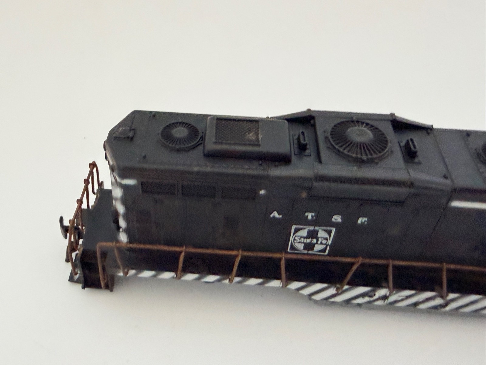 Athearn HO A.T.S.F. Santa Fe Diesel Locomotive #2685 Shell w/ Chassis Vintage