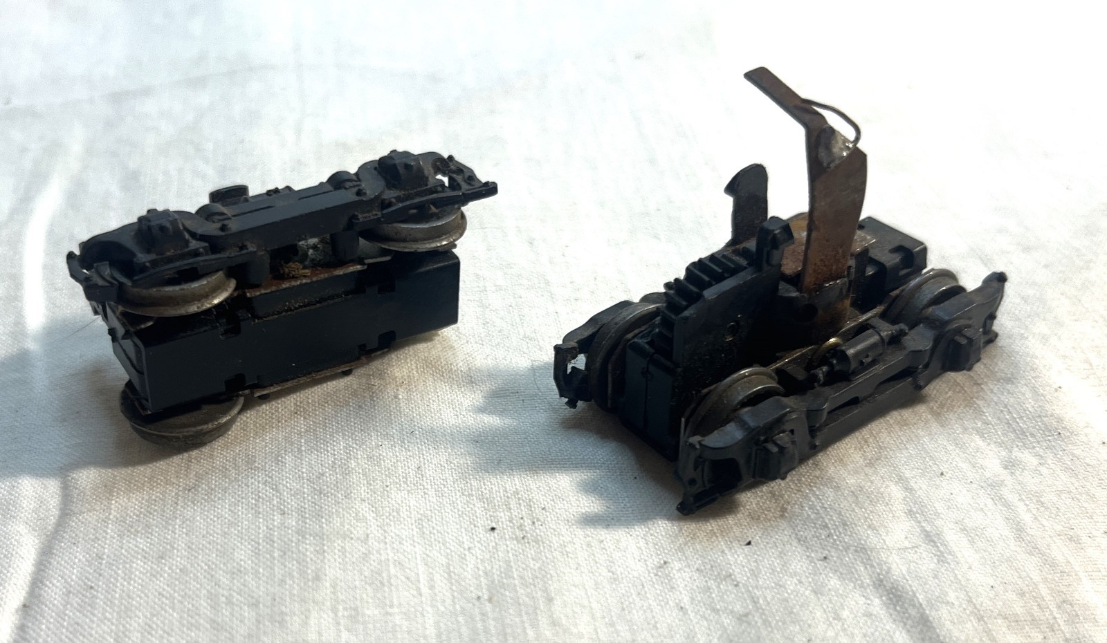 HO scale locomotive PARTS, 2 sets of geared trucks, unknown manufacture