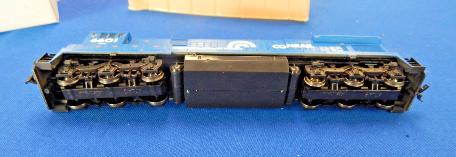 HO Atlas C30-7 No. 8609 Conrail #6601 Locomotive Engine & Model Power Box Car