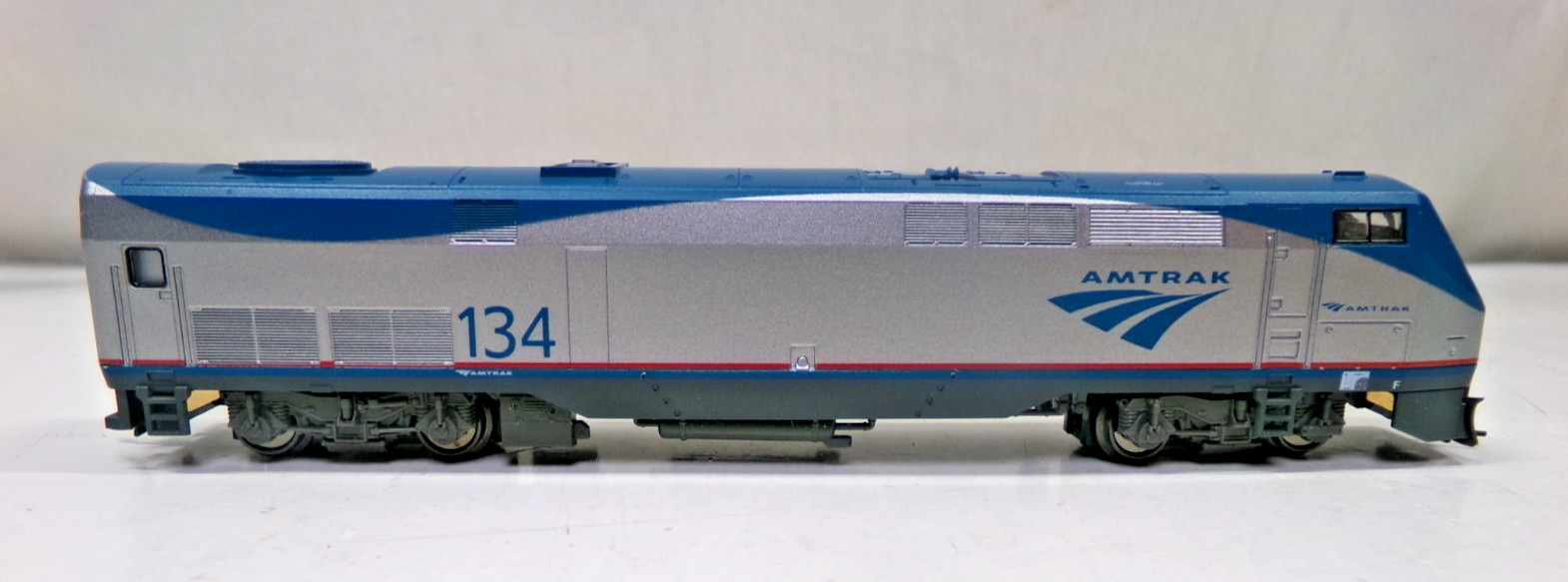 N scale Kato Amtrak P42 diesel engine in OB (lot N49)