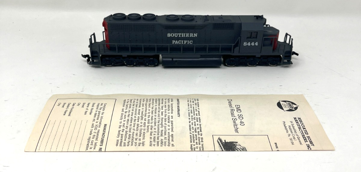 AHM SD-40 w/ Fly Wheel 5030-06 S.P. Southern Pacific 8444 HO Train Locomotive