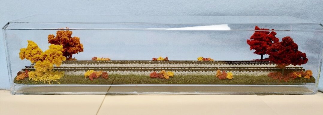 N SCALE 16″ DOUBLETRACK TRAIN DISPLAY CASE -FALL FOLIAGE SCENE -FOR N TRAINS