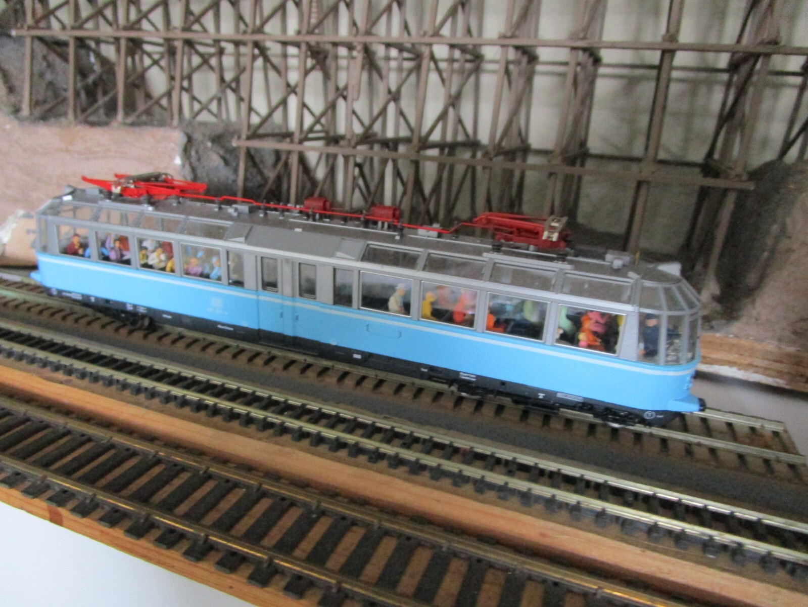 HO 1/87 Scale Roco Glass Dome Observation Rail Car With Passengers MINT